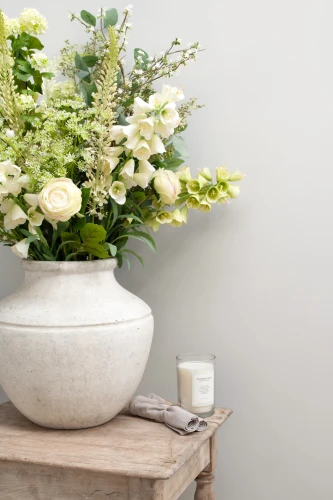 Fleurs artificielles sur une table blanche