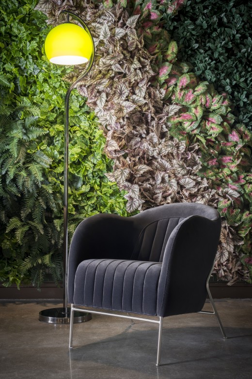 Chaise placée devant un mur végétal artificiel
