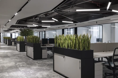 Plante artificielle sur table blanche