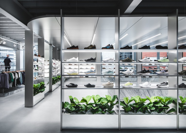 Magasin de détail avec un arbre situé au milieu